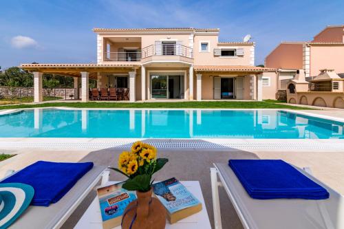 The swimming pool at or close to Villa Johnnie