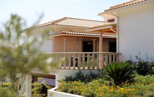 een huis met een balkon ervoor bij Quinta Do Sobral in Figueiró dos Vinhos