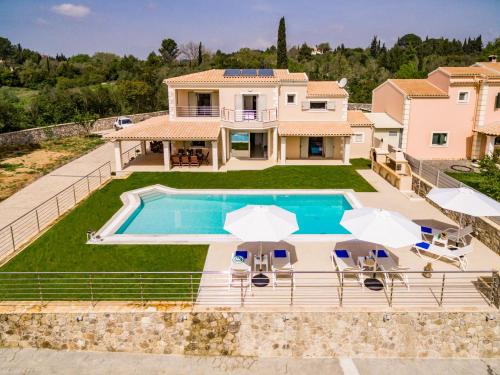 The swimming pool at or close to Villa Johnnie