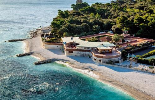 una vista aérea de un complejo en la playa en Fortino Napoleonico en Ancona