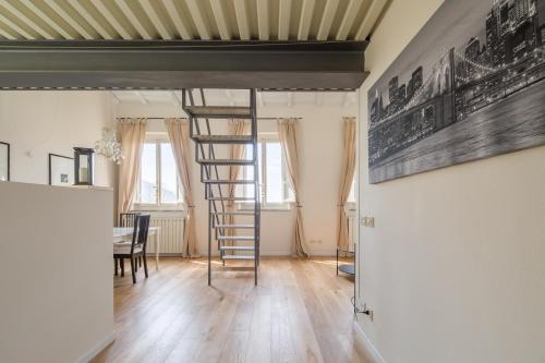 Habitación con escalera y comedor. en Effetto Cittadella, en Lucca