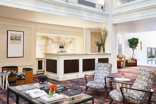 - un salon avec une cheminée, une table et des chaises dans l'établissement Galleria Park Hotel, à San Francisco