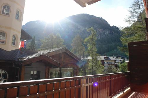 uma varanda com vista para uma montanha em Myzermatt Monazit em Zermatt