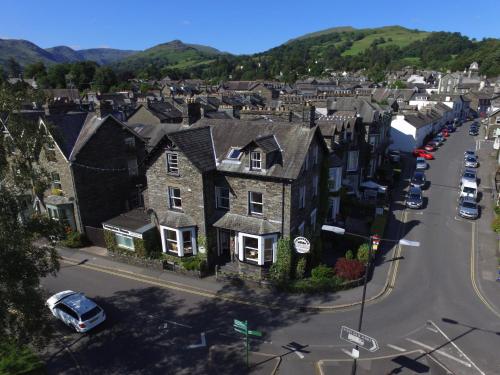 una vista aerea di una città con case e una strada di Compston House B & B ad Ambleside