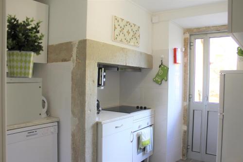 Een keuken of kitchenette bij Bird's Nest Lisbon Apartment