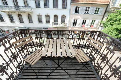 een paar houten banken op een balkon bij Boutique Charme Apartments in Baden-Baden