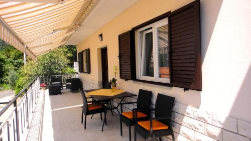 Balkon atau teras di Apartman Vera