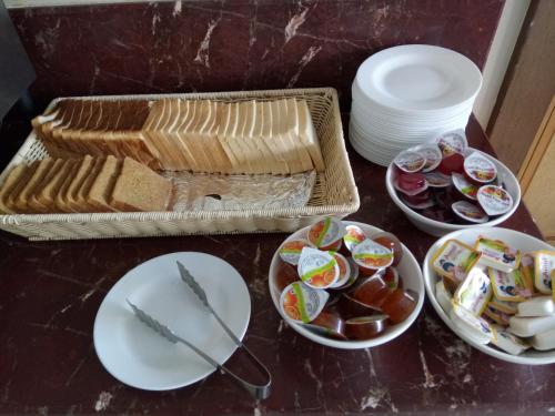 una mesa cubierta con platos y tazones de comida en Hotel Airlink Castle, en Nedumbassery