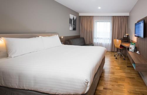 Tempat tidur dalam kamar di Holiday Inn London West, an IHG Hotel