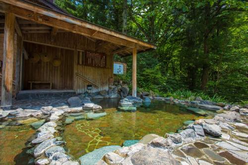 um lago em frente a uma cabana de madeira em Minakamisansou em Minakami