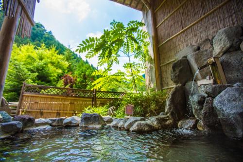 uma piscina de água em frente a uma casa em Minakamisansou em Minakami