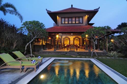 Willa z basenem i domem w obiekcie Bali Aroma Exclusive Villas w mieście Seminyak