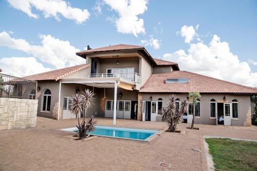 Swimming pool sa o malapit sa Blue Rain Guest House