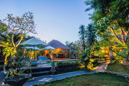 una villa con giardino e un resort di Lotus Garden Huts a Nusa Lembongan