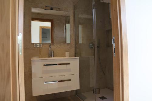 La salle de bains est pourvue d'un lavabo et d'une douche. dans l'établissement Résidence les Hameaux de Bocca del Oro, à Porto-Vecchio