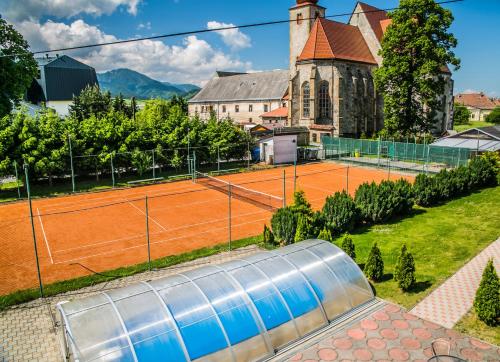 Tennis och/eller squashbanor vid eller i närheten av Penzion Fako