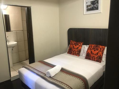 A bed or beds in a room at Businessburg Hotel