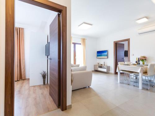 - un salon avec un canapé et une table dans l'établissement Apartments Gioia, à Poreč