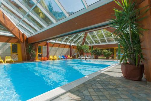 A piscina localizada em Grand Hotel Gortani ou nos arredores