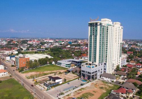 uma vista aérea de uma cidade com um edifício alto em Muong Thanh Luxury Vientiane Hotel em Vientiane