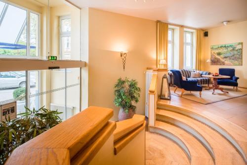 salon z kanapą i stołem w obiekcie Best Western Hotel Geheimer Rat w mieście Magdeburg