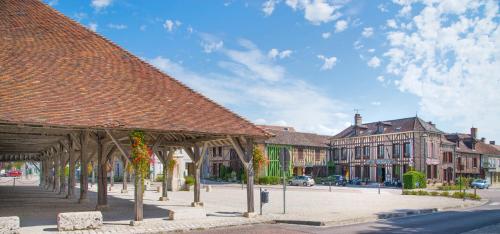 eine Stadt mit einem großen Gebäude und einer Straße in der Unterkunft Logis Le Tadorne in Piney