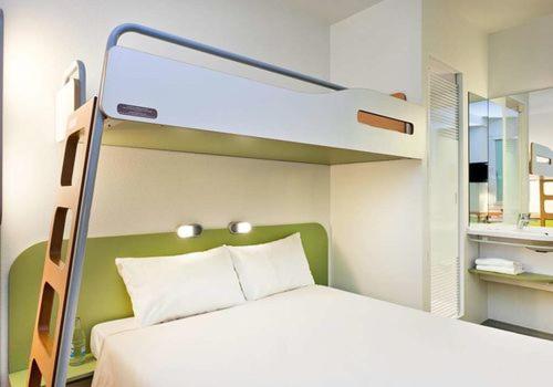 Cama ou camas em um quarto em Hotel Ibis Budget Deauville