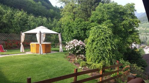 un jardín con cenador en un patio en B&B Al Cedro, en Sporminore