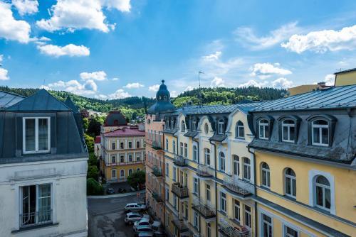 O vedere generală la munți sau o vedere la munte luată de la acest aparthotel