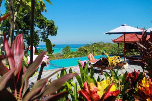 vista para a piscina no resort em Bukit Permata Lembongan em Nusa Lembongan