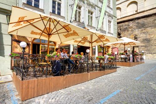 Restaurant o un lloc per menjar a Golden Star