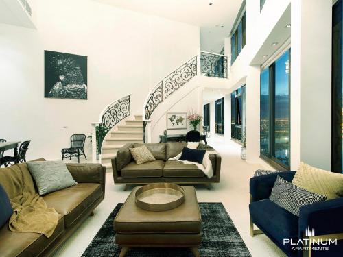 אזור ישיבה ב-Platinum Luxury Stays at The Victoria Rooftop Penthouse