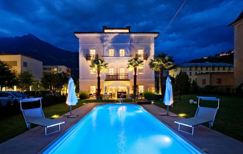 Sundlaugin á Garni Villa Tyrol - Adults Only eða í nágrenninu