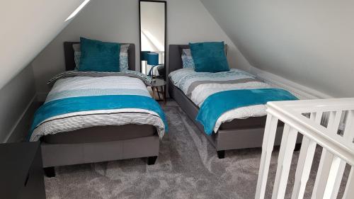 Rúm í herbergi á 2 Serviced Apartments in Childwall-South Liverpool - Each Apartment Sleeps 6