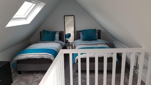 Rúm í herbergi á 2 Serviced Apartments in Childwall-South Liverpool - Each Apartment Sleeps 6