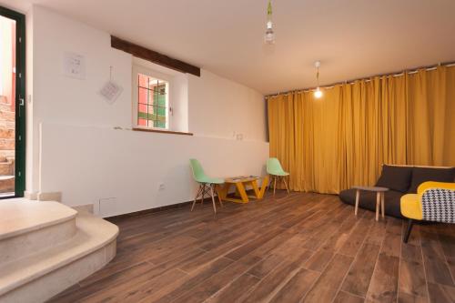 Un lugar para sentarse en Apartments and Rooms Hey Rovinj