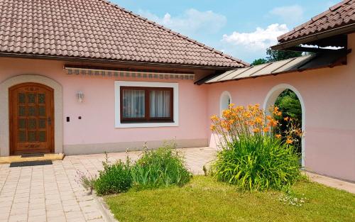 Photo de la galerie de l'établissement Bungalow & Apartments "Am Deber" Velden - Augsdorf, à Velden am Wörther See