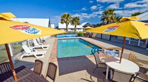 Басейн в Torquay Tropicana Motel або поблизу