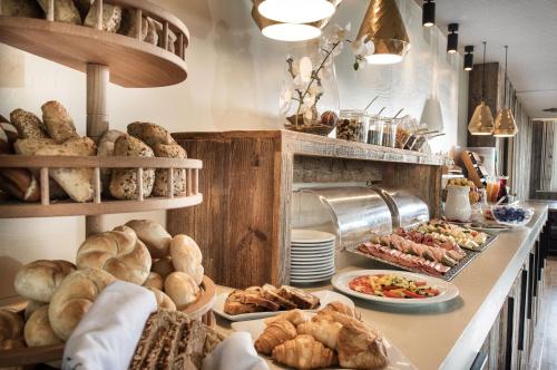 - une cuisine avec un bouquet de nourriture sur un comptoir dans l'établissement MONDI Hotel Axams, à Innsbruck