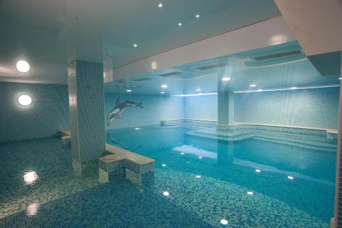 una piscina con un delfino nel mezzo di C Comfort Hotel & Wellness a Hisarya