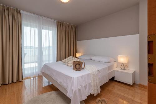 une chambre d'hôtel dotée d'un lit avec un réveil. dans l'établissement Villa Ana Trogir, à Trogir