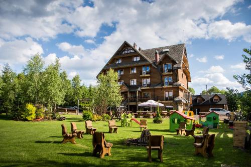 Um jardim em Hotel Carpatia Bieszczadzki Gościniec