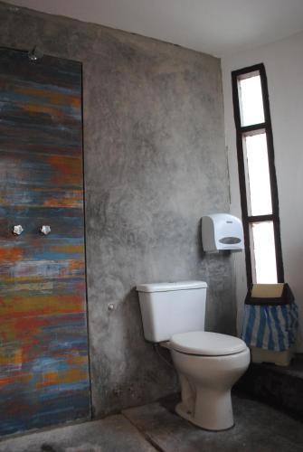 bagno con servizi igienici e un dipinto sul muro di Nomad Hostel a Santa Cruz de la Sierra