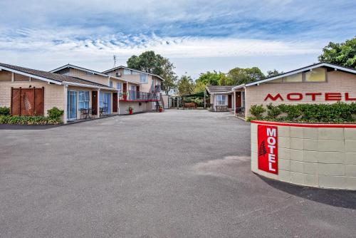 um parque de estacionamento em frente a um motel em Tourist Court Motel em Whakatane