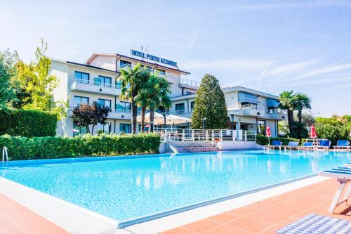 Piscina de la sau aproape de Hotel Porto Azzurro