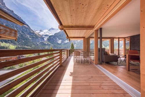 - un balcon offrant une vue sur les montagnes dans l'établissement Bernstein, à Grindelwald