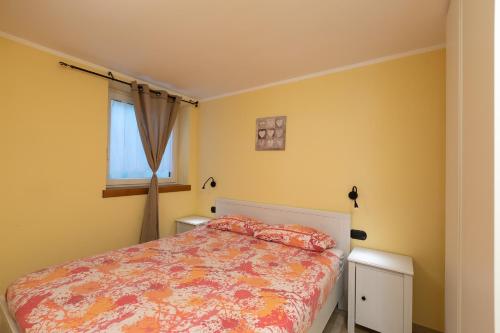 a bedroom with a bed and a window at Pianeta Oro Apartments in Livigno