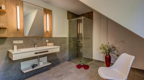 Un baño de Hotel & Pension Traumblick