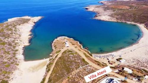 uma vista aérea de uma praia e de uma massa de água em Villa Ateni em Gavrio