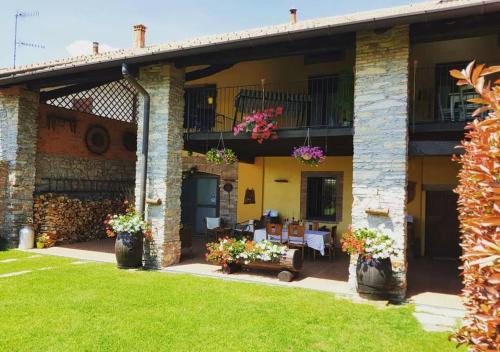 una casa con un patio con flores en el patio en B&B Al Castello, en Casale Litta